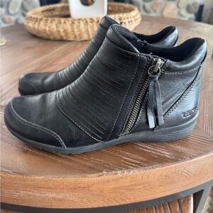 Taos Habit Black Leather Ankle Boots Sz 7.5
